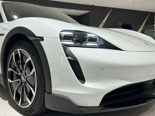 タイカンクロスツーリスモ 2023/R05