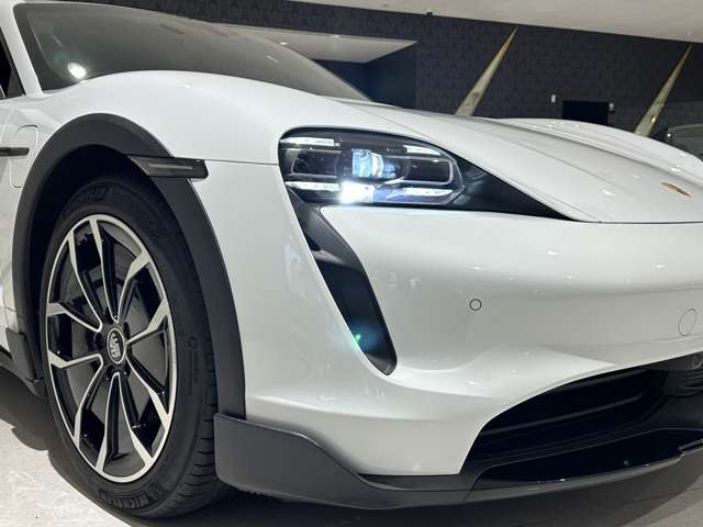 タイカンクロスツーリスモ 2023/R05