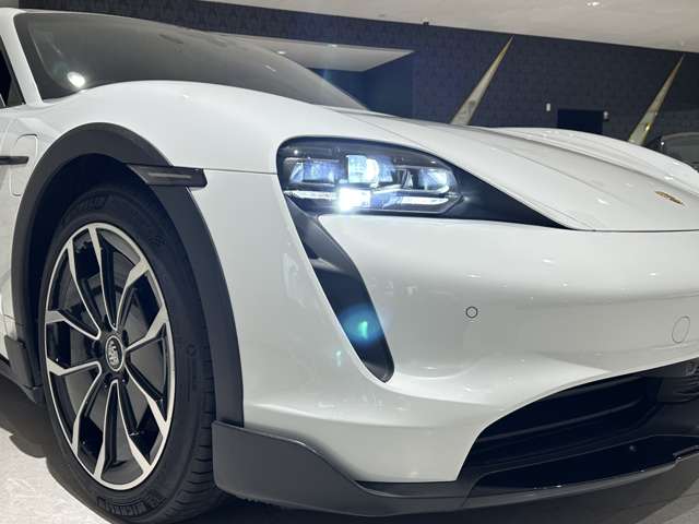 タイカンクロスツーリスモ 2023/R05