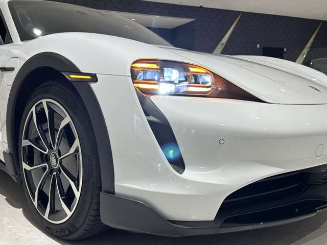 タイカンクロスツーリスモ 2023/R05