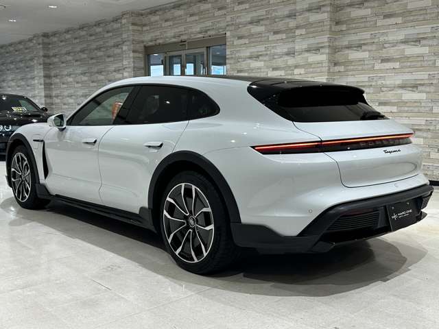 タイカンクロスツーリスモ 2023/R05