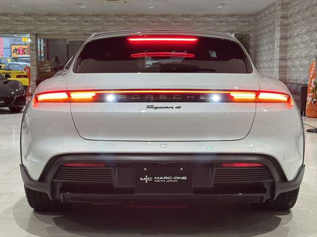 タイカンクロスツーリスモ 2023/R05