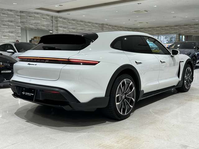 タイカンクロスツーリスモ 2023/R05