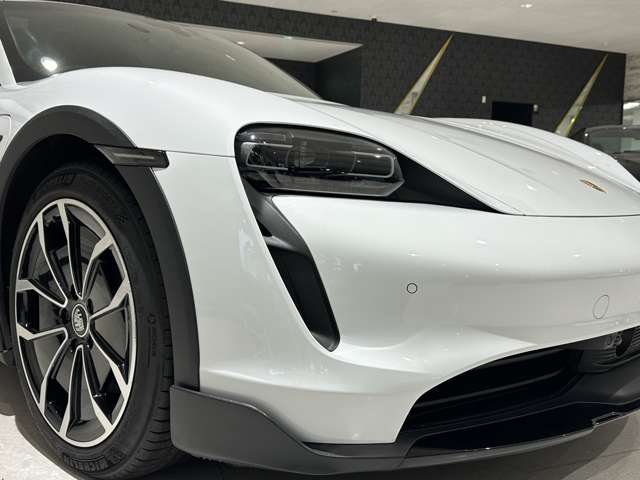 タイカンクロスツーリスモ 2023/R05