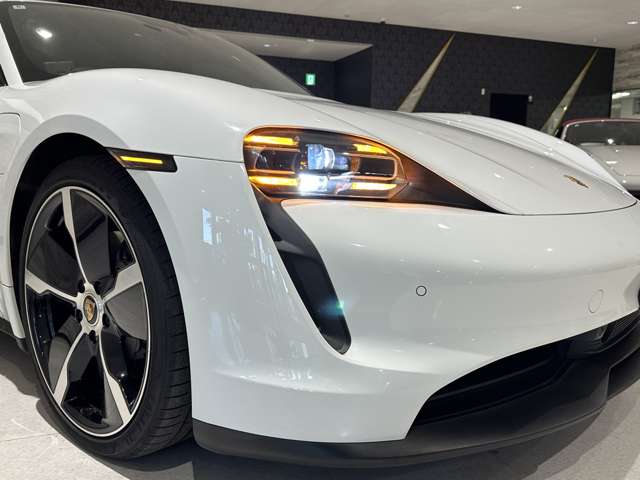 タイカン 2022/R04