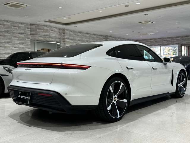 タイカン 2022/R04